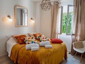 une chambre avec un grand lit avec des oreillers dessus dans l'établissement CHALET BTZ, à Biarritz