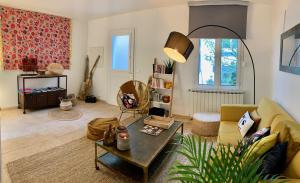 un salon avec un canapé et une table dans l'établissement CHALET BTZ, à Biarritz