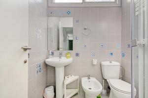 a bathroom with a sink and a toilet and a mirror at Sagunto - Albalat de Tarongers - Estivella - Gilet in Albalat de Taronchers +16 photos
