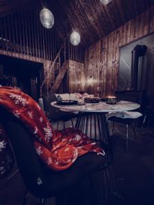comedor con mesa y silla con manta en Jabłonka Resort, en Jabłonka