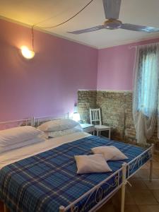 - une chambre avec un lit aux murs violets et un plafond dans l'établissement B&B Happiness in the Country, à Brescello