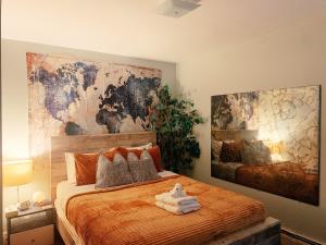 1 dormitorio con 1 cama con mapa en la pared en SALE!! Brick City Bungalow 20 mins from NYC!!, en Newark
