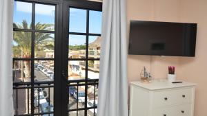 バジェ・グラン・レイにあるApt. Brisa Marinaの市街の景色を望む大きな窓が備わる客室です。