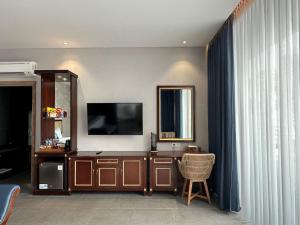 TV in/ali zabaviščno središče v nastanitvi Tabebuya Resto & Resort