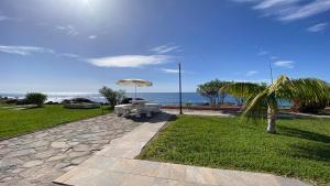 tavolo da picnic con ombrellone accanto all'oceano di Apt. El Guirre Nº 9 a Valle Gran Rey