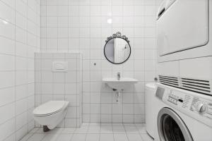 a white bathroom with a toilet and a sink at Leilighet i Stavanger in Stavanger