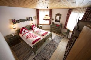 Tempat tidur dalam kamar di Chasa Serras - Döpper