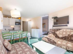 uma sala de estar com um sofá e uma mesa em Appartement Avoriaz, 3 pièces, 7 personnes - FR-1-314-171 em Morzine