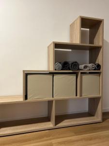 estantería de madera en una habitación en Moderne Service Apartment / Ferienwohnung, en Recklinghausen