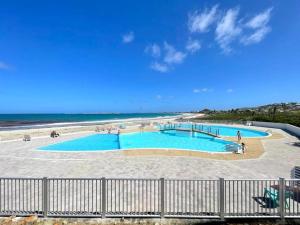 una gran piscina junto a una playa en Studio Saint-Martin , 1 pièce, 2 personnes - FR-1-734-20, en Saint Martin