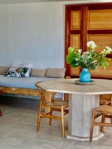 une chambre avec une table et un vase de fleurs dans l'établissement Vanille et Vahiné FR2PF8AL, à Grand-Bourg