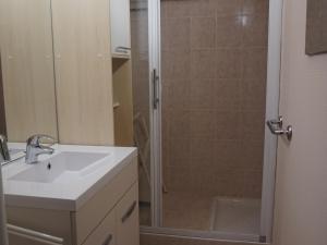 Koupelna v ubytování Appartement rénové avec balcon, idéal pour 4 pers., à 1 km des pistes de ski - Autrans-Méaudre - FR-1-737-6 + 4 fotografie