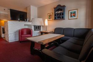 a hotel room with a couch and a bed at Fanitullen Apartments in Hemsedal