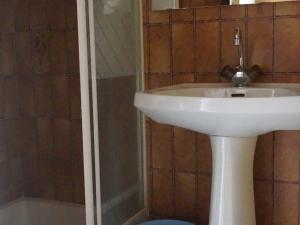 ein Bad mit einem Waschbecken und einer Dusche in der Unterkunft Studio Autrans-Méaudre en Vercors-Autrans, 1 pièce, 4 personnes - FR-1-737-53 in Autrans