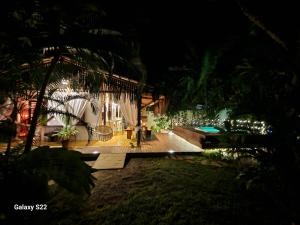 Puutarhaa majoituspaikan Mini Casa com Jacuzzi e Piscina ulkopuolella