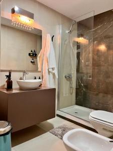 a bathroom with a sink and a shower and a toilet at Estudio en Palermo Hollywood in Buenos Aires