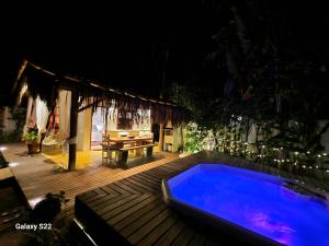 Majoituspaikassa Mini Casa com Jacuzzi e Piscina tai sen lähellä sijaitseva uima-allas