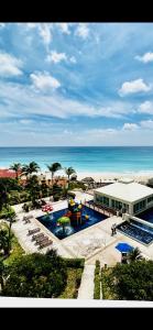 - Vistas aéreas a un complejo con piscina y playa en Solymar corner penthouse condo en Cancún