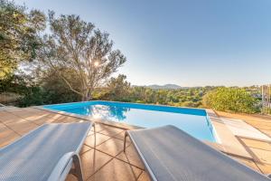 una piscina en la parte superior de una casa en Casa Barca by Mallorca House Rent, en Cala Murada