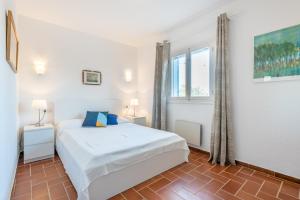 Habitación blanca con cama y ventana en Casa Barca by Mallorca House Rent, en Cala Murada