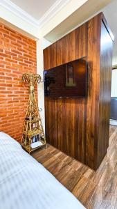 um quarto com uma cama e uma parede de madeira em Badri Homes em Pātan