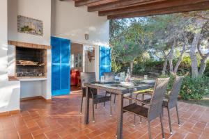 comedor con mesa y sillas en Casa Barca by Mallorca House Rent, en Cala Murada