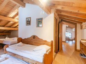 two beds in a room with wooden ceilings at Appartement Morzine, 5 pièces, 10 personnes - FR-1-754-19 in Morzine