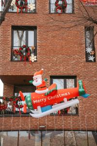 un cartel de Navidad en el lado de un edificio de ladrillo en 26Bricks Luxury Suites, en Oradea