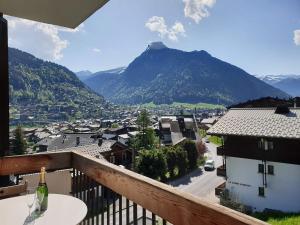 Studio Morzine, 1 pièce, 4 personnes - FR-1-754-57 في مورزين: بلكونه مطله على جبل