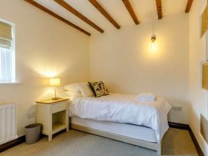 Habitación pequeña con cama y mesita de noche en 4 Bed in Brassington 85450 en Brassington