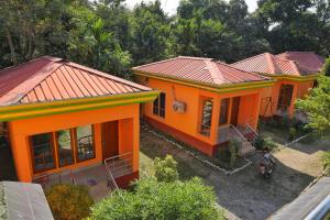 una vista aérea de una casa de color naranja en Prakriti neerh, en Jyoti Gaon