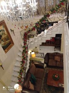 ein Wohnzimmer mit einer Treppe mit Weihnachtsdekoration in der Unterkunft Three Goods Trikala Meteora in Tríkala