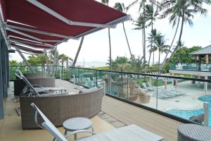 uma varanda com mesas e cadeiras e vista para o oceano em 2 bedroom apartment w balcony & ocean view @ the beach 154 em Miami Beach