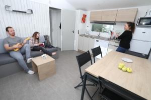 Kuchyň nebo kuchyňský kout v ubytování Camping Le Val de Trie
