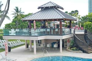 um gazebo ao lado de uma piscina num resort em 2 bedroom apartment w balcony & ocean view @ the beach 154 em Miami Beach