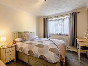 una camera con letto, scrivania e finestra di 2 bed in Sutton-on-Sea 80703 a Sutton on Sea