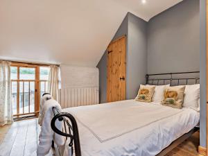 una camera con un grande letto e una finestra di 2 Bed in Bude WVTTB ad Ashwater