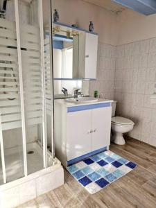 a bathroom with a sink and a toilet at Maison paysanne, proche Aubrac in Huparlac