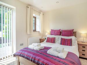 1 dormitorio con 1 cama grande y toallas. en 2 Bed in Abergavenny BN187 en Clydach