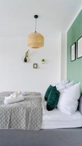 ein Schlafzimmer mit einem Bett mit weißen Kissen in der Unterkunft SH-Apartment Petra *zentral & stilvoll* in Erfurt