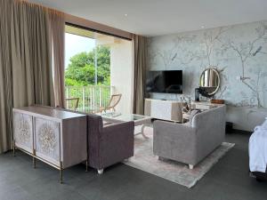TV in/ali zabaviščno središče v nastanitvi Tabebuya Resto & Resort