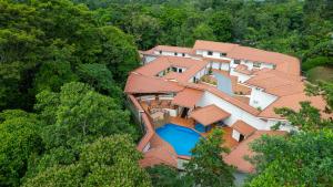 una vista aérea de una casa con piscina en Chachagua Suites & Villas, en Fortuna
