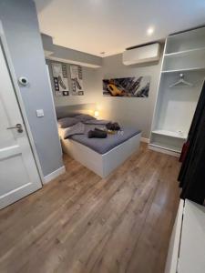 City Center Studio Amsterdam في أمستردام: غرفة نوم بسرير وارضية خشبية