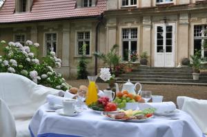 uma mesa com um prato de fruta sobre ela em Palace Popowo Stare em Stare Popowo