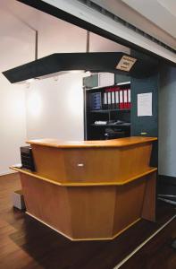 una oficina con escritorio y encimera en Motel 24h Hannover, en Hannover