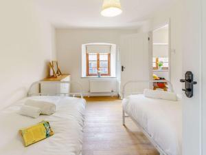 1 dormitorio con 2 camas y ventana en 2 bed property in Nantyglo 82707 en Nantyglo