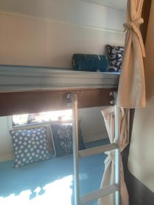マルベーリャにあるAndalusian Lifestyleの二段ベッド1組(はしご付)が備わる客室です。