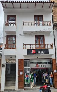un edificio con gente parada fuera de una tienda en HOTEL TICLIO, en Cajamarca