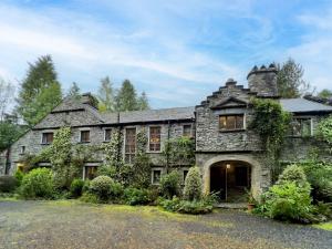 an old stone house with ivy on it at Daweswood, Patterdale in Patterdale