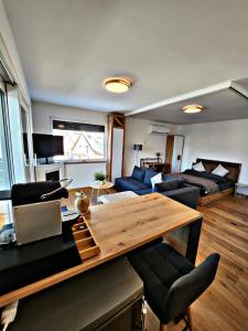 ein Wohnzimmer mit einem Tisch und einem Sofa in der Unterkunft Lions Place Premium Apartments EXECUTIVE Luxus PENTHOUSE inklusive SPA in Heidenheim